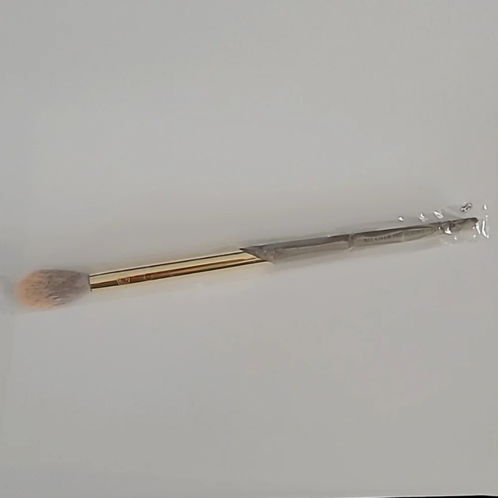 All Over Highlight • Powder Brush - Picture 2 of 7